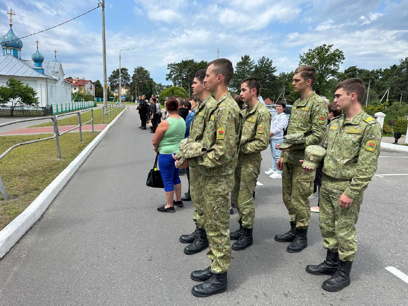Минута молчанья - и слов не найти Минута молчанья - и слов не найти