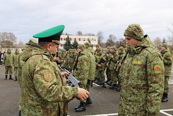 Новому пополнению лидских пограничников вручили боевое оружие