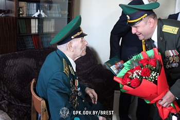 Брестские пограничники поздравили ветерана Великой Отечественной войны с Днем Победы
