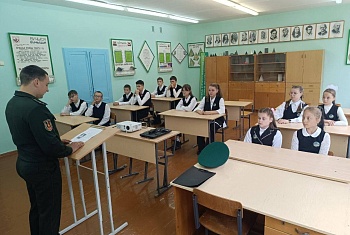Военнослужащие пограничной комендатуры "Речица" приняли участие в торжественных линейках учреждений образования Столинщины и провели с учащимися первый урок на тему: «Эстафета поколений: сохраняя прошлое, создаем будущее»