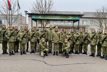 Военнослужащим ВУП вручено боевого оружие 