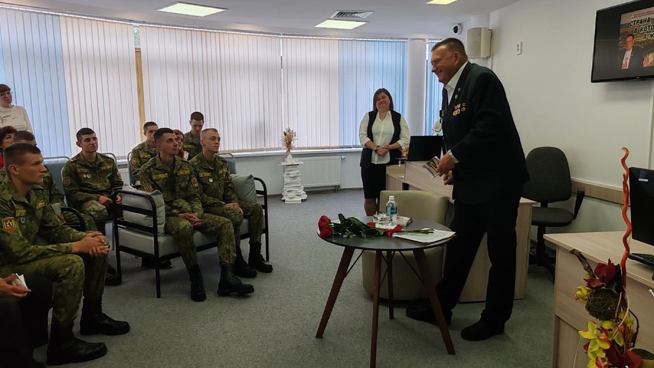 Пограничники Сморгони встретились с поэтом Александром Морозовым Пограничники Сморгони встретились с поэтом Александром Морозовым