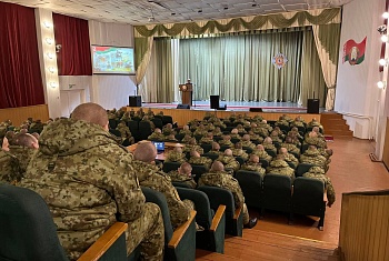 Ветеран-пограничник поделился опытом и знаниями с новобранцами