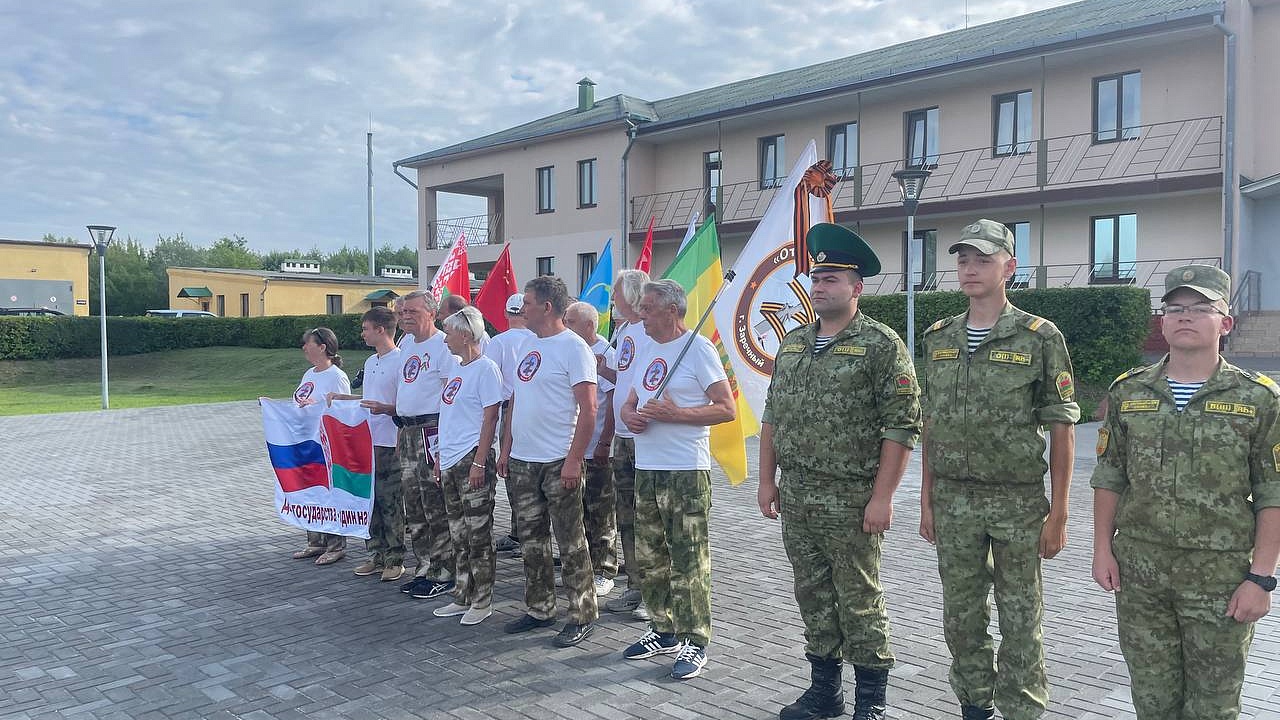 Участники автопробега «Дорогами отцов» посетили пограничную заставу "Брест" Участники автопробега «Дорогами отцов» посетили пограничную заставу "Брест"