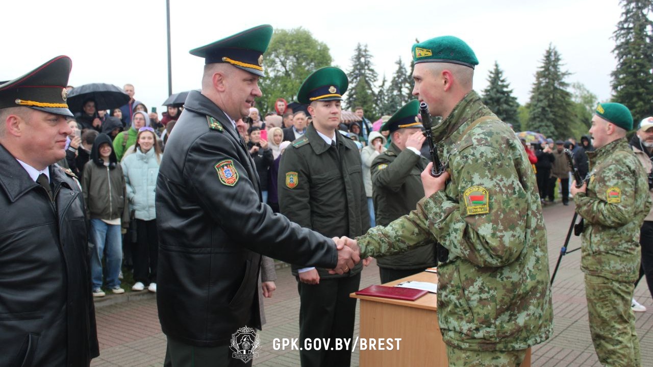 Пограничники-новобранцы приняли присягу в Брестской крепости Пограничники-новобранцы приняли присягу в Брестской крепости