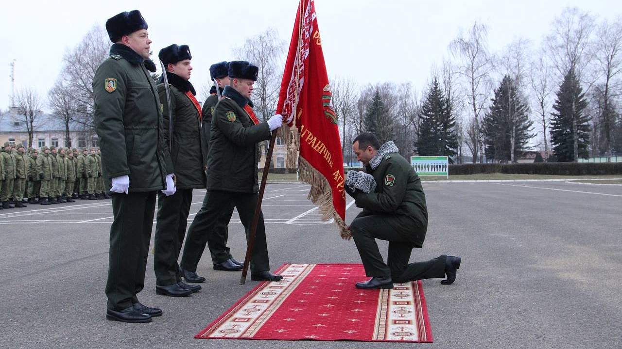 Полковник Александр Ким простился с Боевым Знаменем Лидского пограничного отряда  