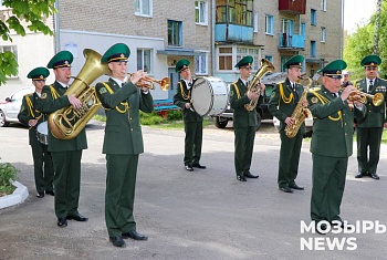 Праздничный парад Победы под окнами участника войны