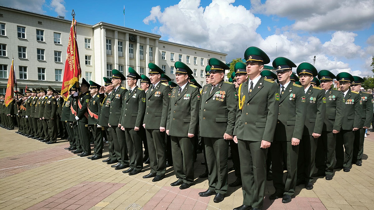 Брестские пограничники присоединились к празднованию Дня государственных флага, герба и гимна Брестские пограничники присоединились к празднованию Дня государственных флага, герба и гимна
