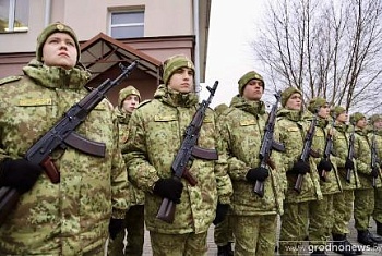 Новобранцам Гродненской погрангруппы вручили боевое оружие