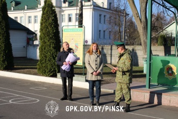 В Пинском пограничном отряде почествовали старшую медицинскую сестру процедурного кабинета Ольгу Ковалевич в связи с ее юбилеем