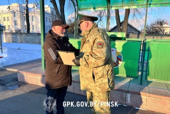 В Пинском погранотряде чествовали руководителя вокальной группы "Единство"