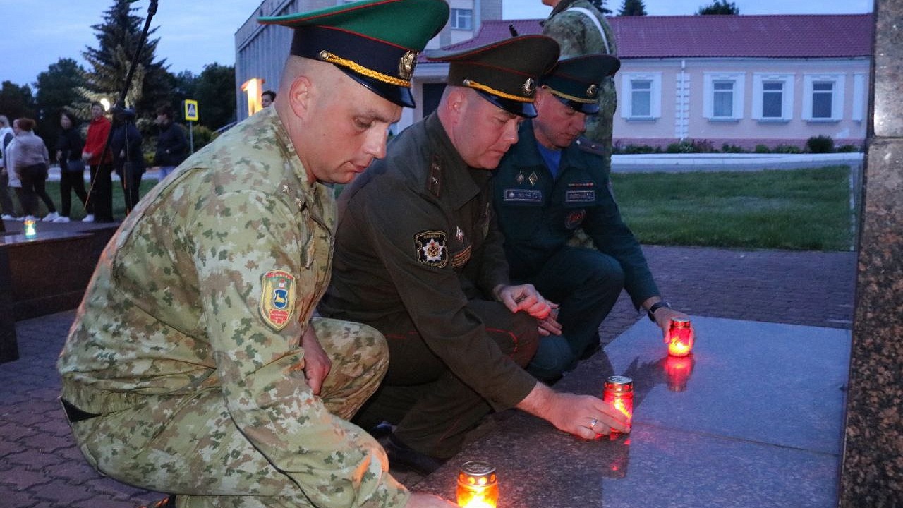 И помнит мир спасенный! И помнит мир спасенный!