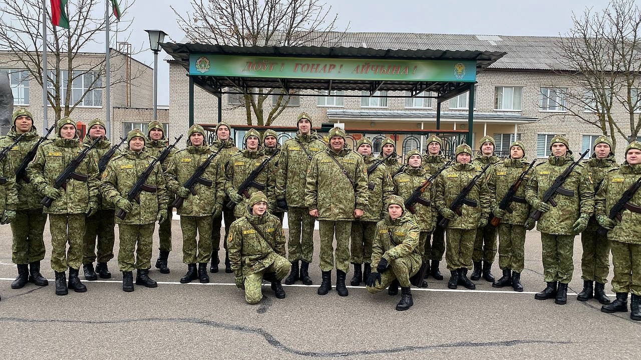 Военнослужащим ВУП вручено боевого оружие 