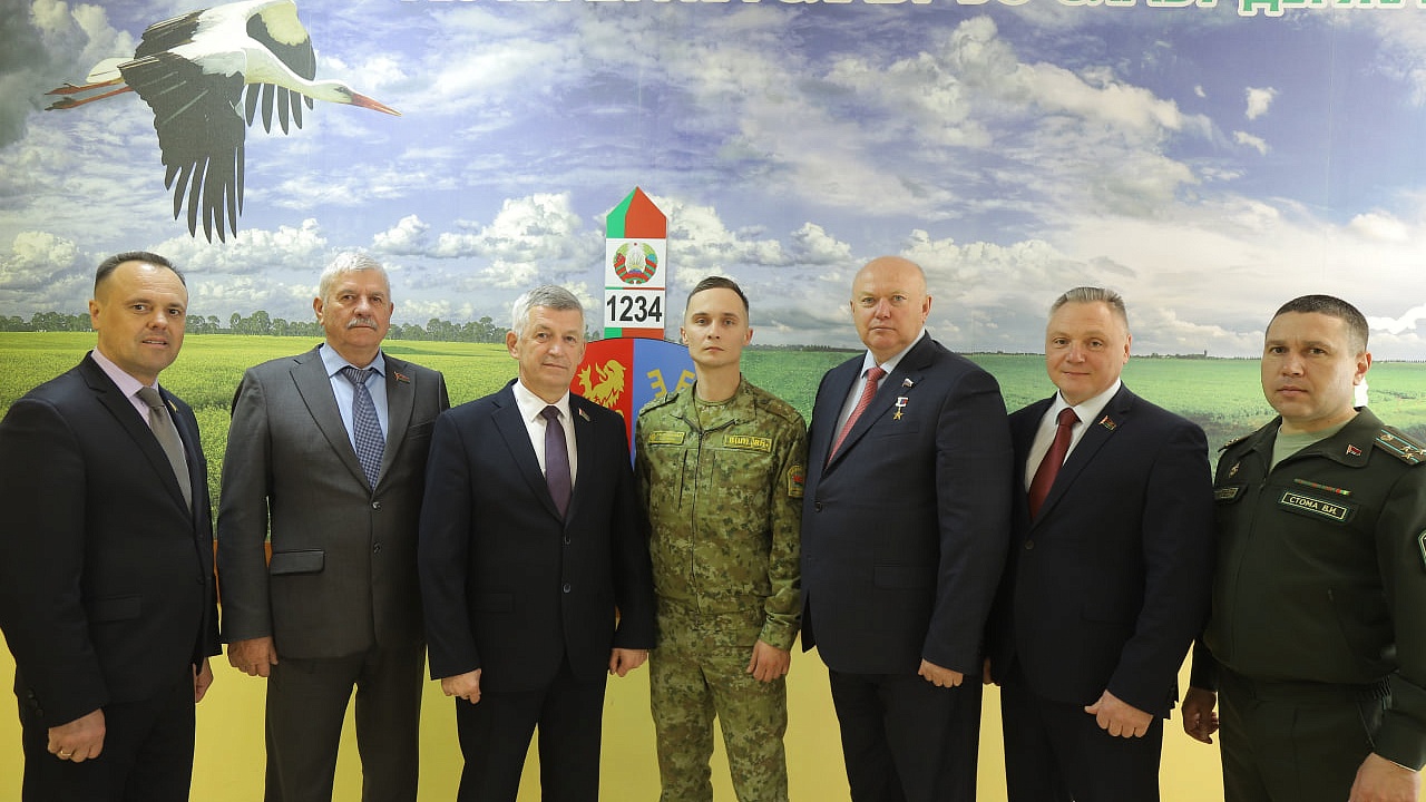 Комиссия Парламентского Собрания по безопасности и обороне Союза Беларуси и России посетила пограничную заставу «Бенякони» им. Федора Крылова. Комиссия Парламентского Собрания по безопасности и обороне Союза Беларуси и России посетила пограничную заставу «Бенякони» им. Федора Крылова.