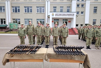 В ГУ «Группа материально-технического обеспечения органов пограничной службы» состоялся ритуал вручения боевого оружия новому пополнению