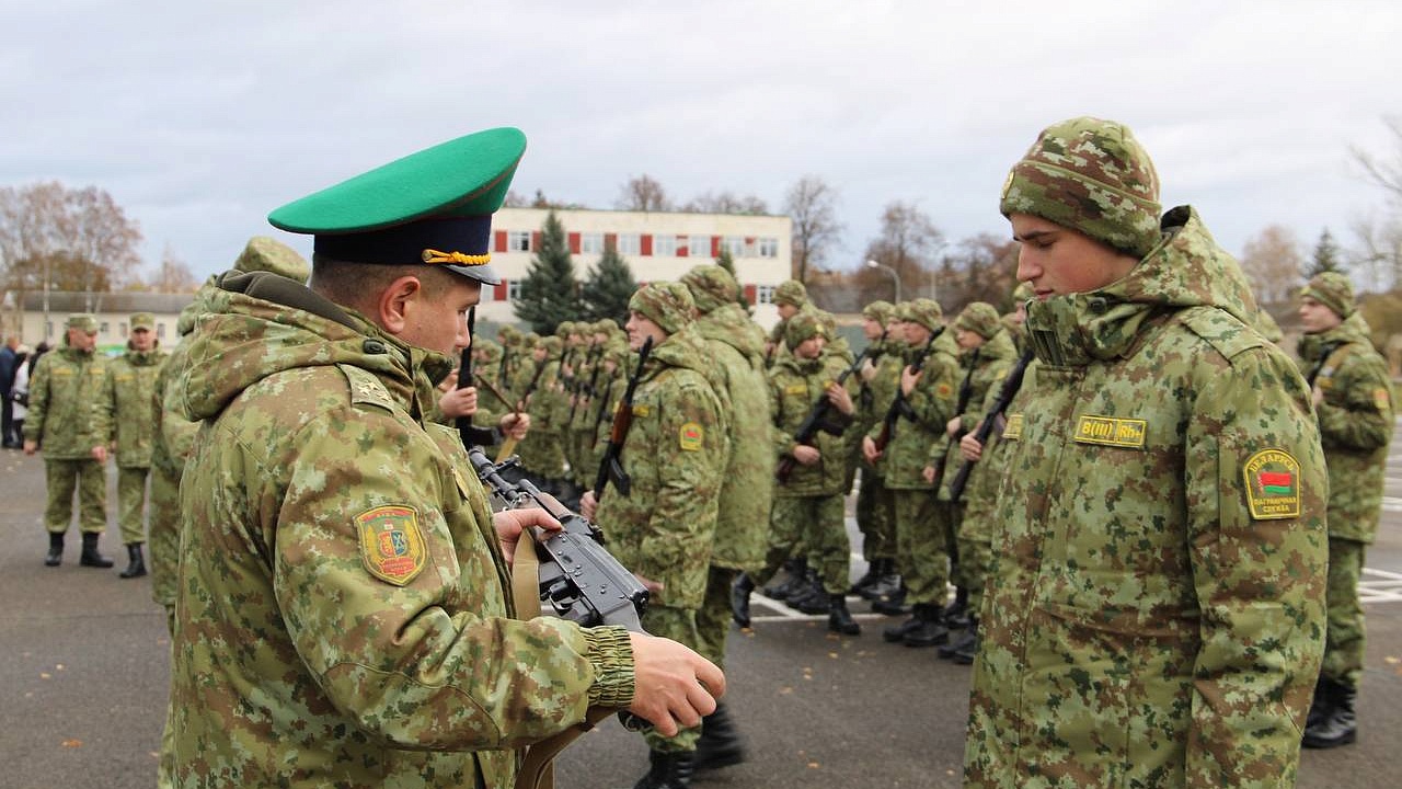 Новому пополнению лидских пограничников вручили боевое оружие