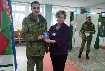 Свой гражданский долг сегодня также выполнили военнослужащие пограничной заставы "Мохро" Пинского пограничного отряда