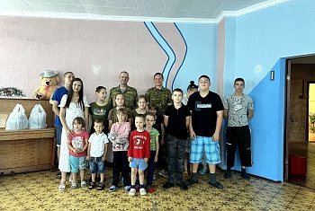В рамках акции "Соберём детей в школу" военнослужащие пограничной комендатуры "Речица" посетили Столинский социально-педагогический центр в р.п. Речица