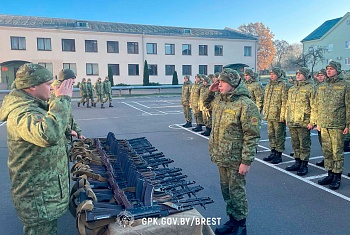 В Брестской пограничной группе состоялся ритуал вручения оружия новому пополнению