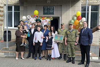 Офицеры Госпогранкомитета совместно с военнослужащими ГУ «Группа материально-технического обеспечения органов пограничной службы» в рамках акции «Соберем детей в школу» посетили Дзержинский районный социально-педагогический центр в н.п. Станьково.