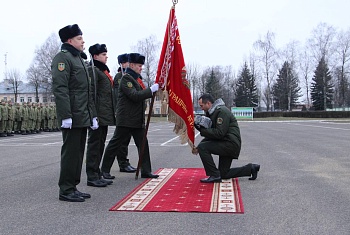 Полковник Александр Ким простился с Боевым Знаменем Лидского пограничного отряда  