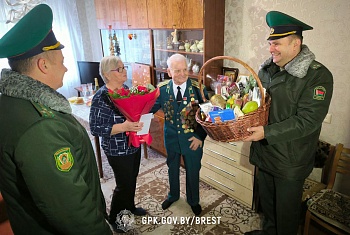 Пограничники поздравили с 87-летием почетного пограничника Республики Беларусь Вячеслава Лопатина