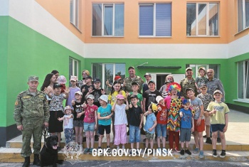 Пограничники подарили детям праздник в Логишине