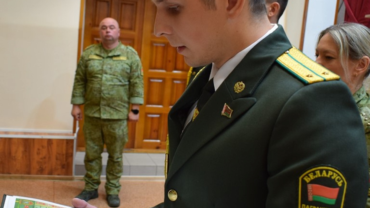 В группе материально-технического обеспечения состоялось торжественное принятие молодых офицеров в ряды офицерского собрания.