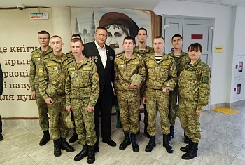 Пограничники Сморгони встретились с поэтом Александром Морозовым