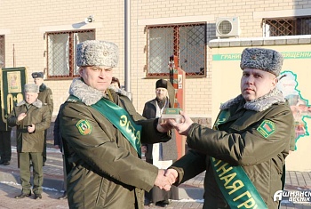 На погранзаставе «Каменный Лог» лидские пограничники торжественно передали «Эстафету Победы» Сморгонской пограничной группе