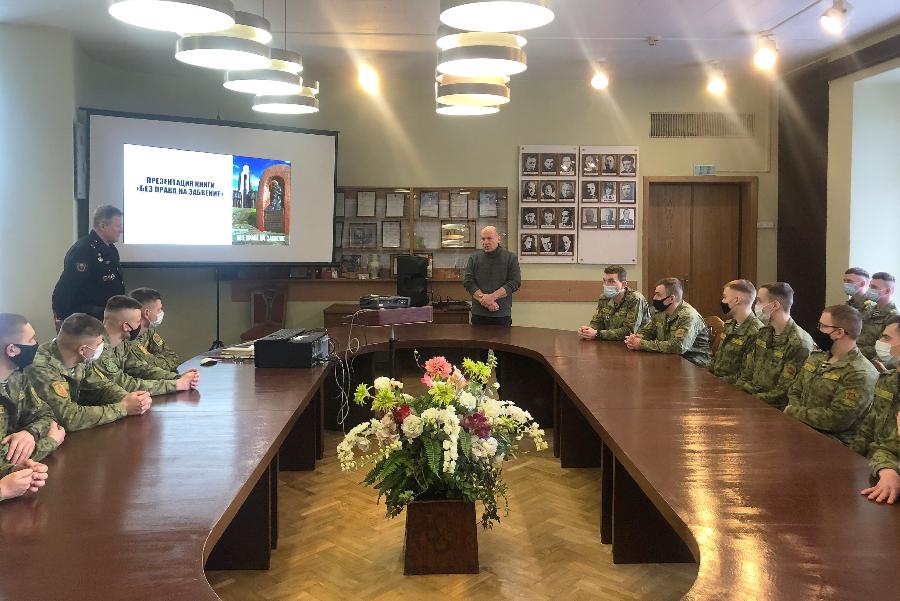 В преддверии Дня памяти воинов-интернационалистов пограничники посетили Союз писателей Беларуси