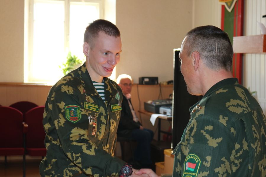 В Лидском пограничном отряде прошло чествование солдат, увольняемых в запас