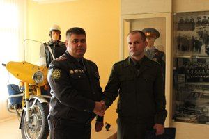 Начальник ГАИ Гродно лично поблагодарил пограничника, который на светофоре выхватил ключи у пьяного водителя