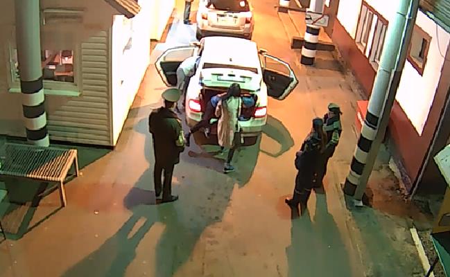 Гражданка Украины пыталась пересечь границу в багажнике автомобиля