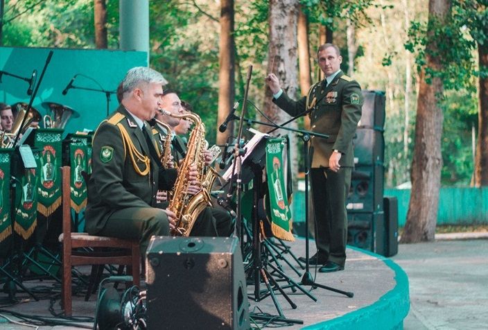 Для жителей и гостей города Новополоцка, в рамках информационно-пропагандистской акции с населением приграничной территории с концертной программой выступил ансамбль пограничной службы Республики Беларусь