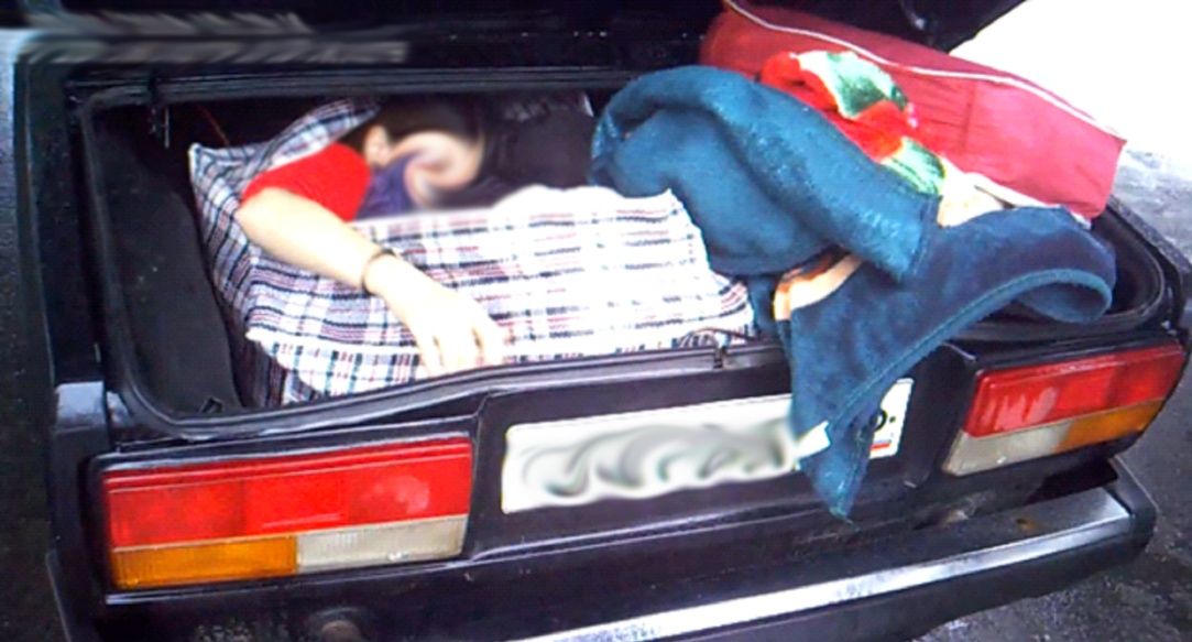 В пункте пропуска «Веселовка» гражданин Туркменистана пытался провезти свою соотечественницу через границу в багажнике автомобиля