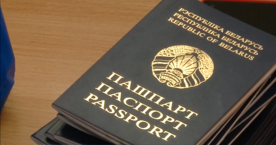 Юным гражданам Беларуси вручили паспорта в Брестской пограничной группе