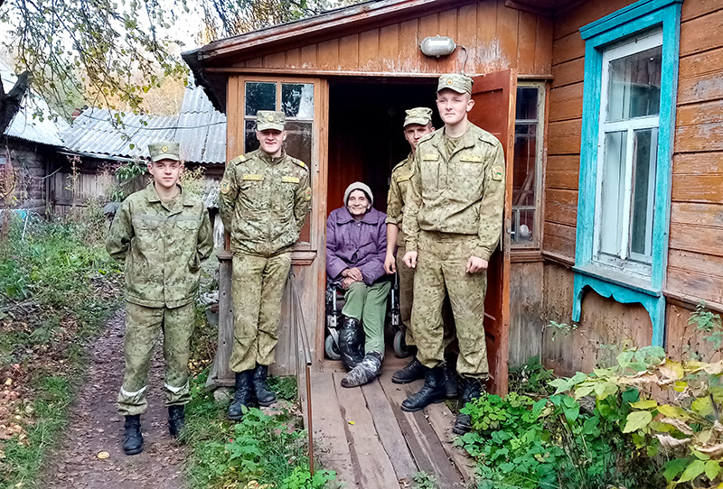 В Браславском районе пограничники помогли инвалиду-колясочнику заготовить дрова