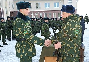 В Гродненской пограничной группе прошел воинский ритуал – вручение оружия новому пополнению