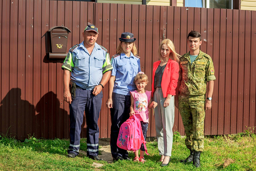 Эстафета добра. Каролина Худенко из Микулич отправится в первый класс с рюкзаком от РК ОО БРСМ, пограничников и сотрудников РОВД