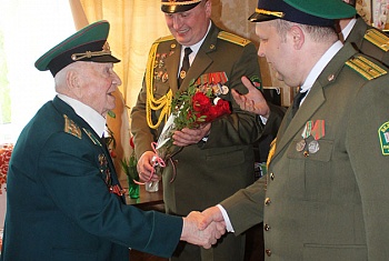 Концерт для каждого. Брестские пограничники поздравили своих ветеранов