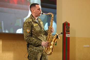 Берестовичанин Евгений Зенчик совмещает пограничную службу и игру на саксофоне