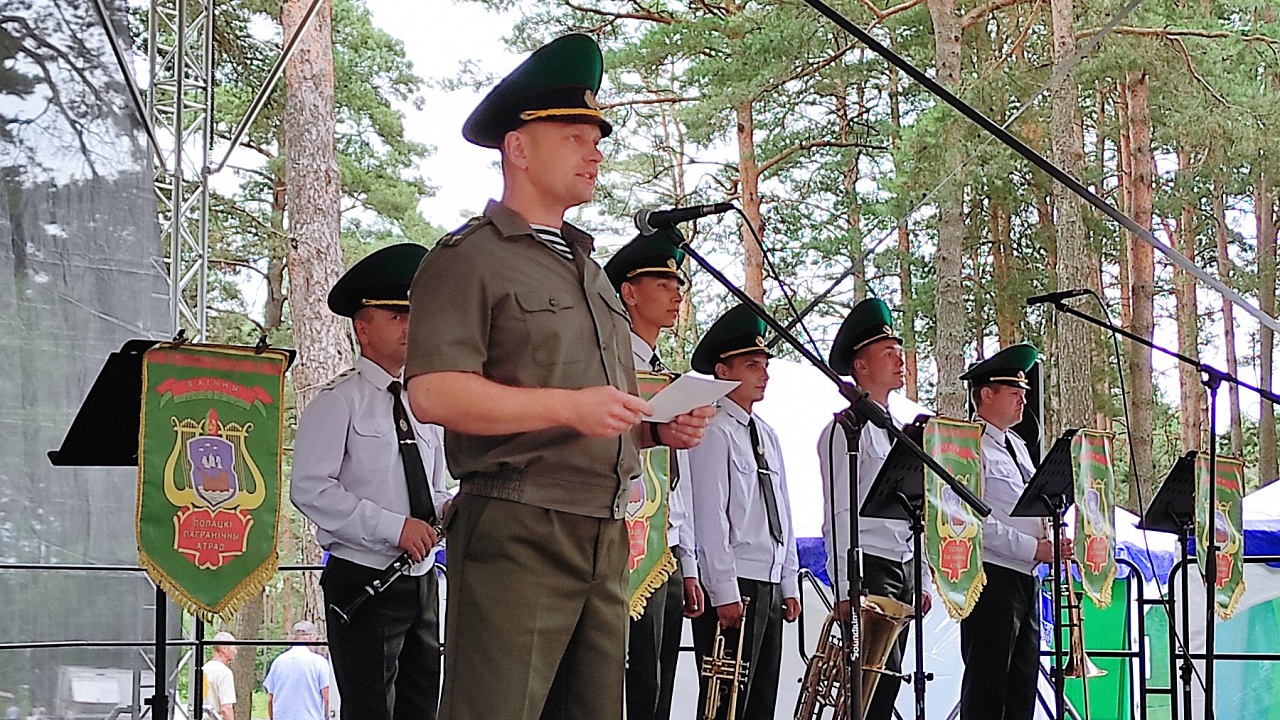 Полоцкие пограничники с концертом посетили г. Браслав