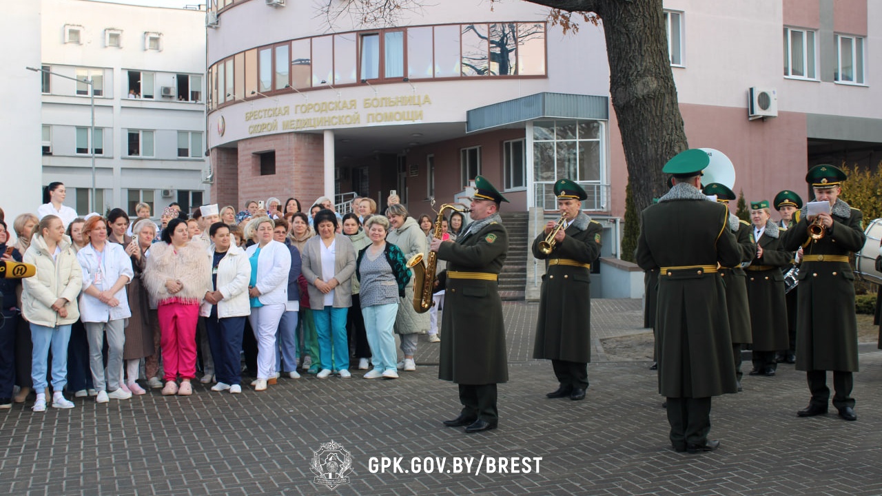 Музыкальный подарок для женщин-медиков от брестских пограничников