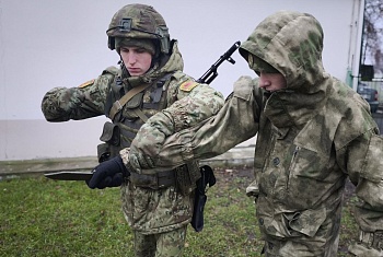 Новобранцы Пинского пограничного отряда сдали первые военные экзамены 