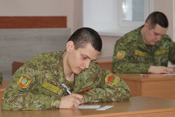 Новобранцы Лидского пограничного отряда успешно сдали первые экзамены