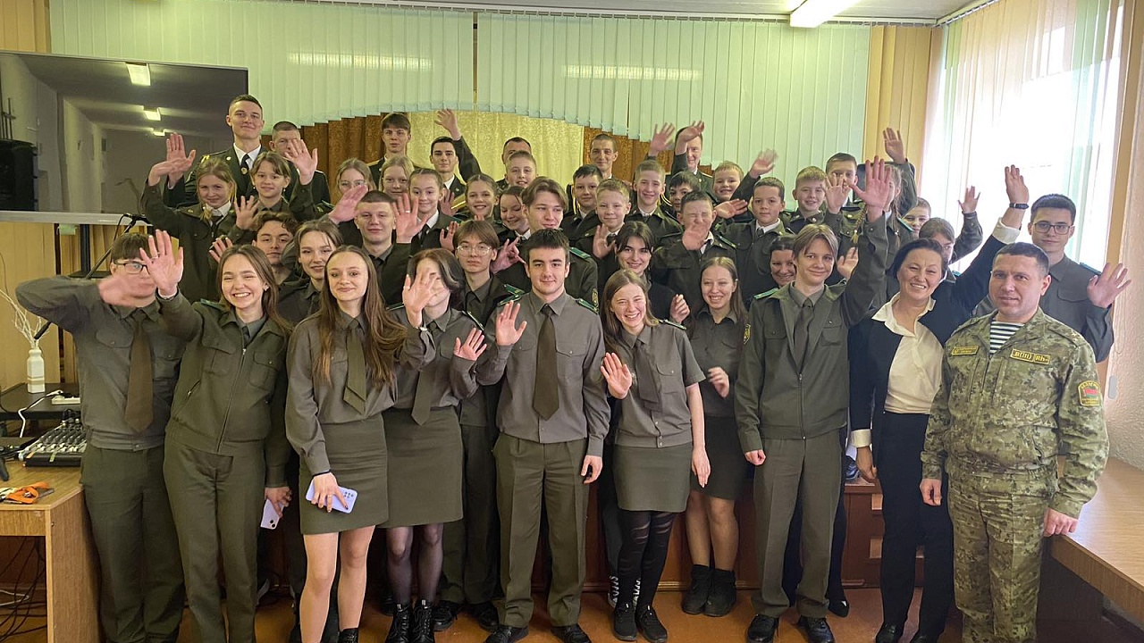 Мозырские пограничники поздравили школьников с Днём защитника Отечества