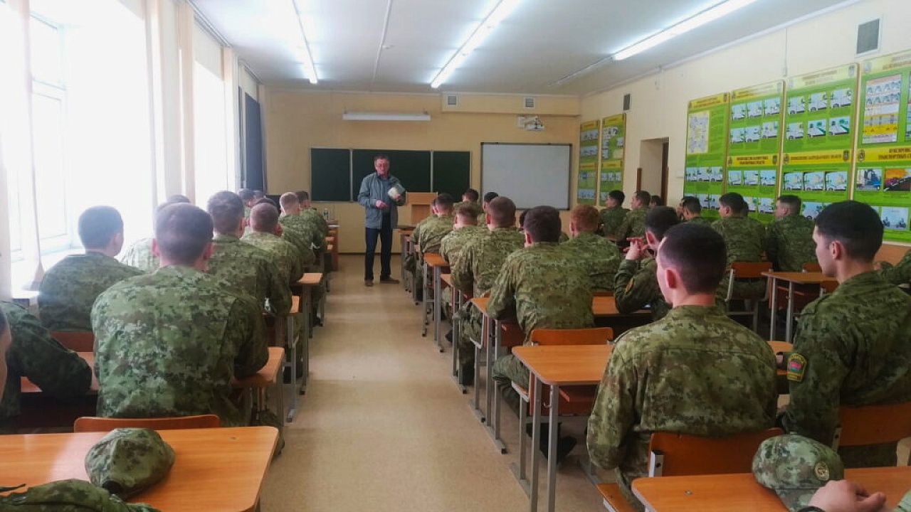 В войсковой части 1463 прошел час памяти «Чтоб не забылась та война» с участием Леонида Кривоноса