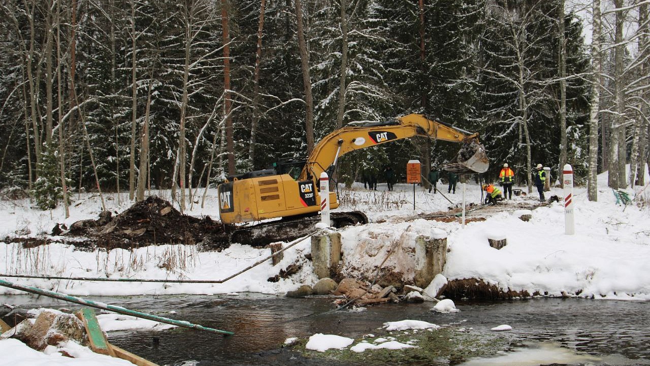 Латвийская сторона разрушает мост на Кургане Дружбы