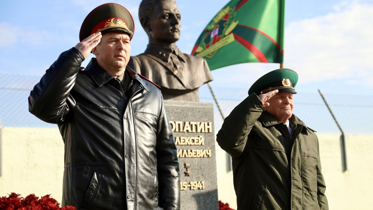 На пограничной заставе «Дивин» Пинского погранотряда открыли памятник-бюст Герою Советского Союза лейтенанту Алексею Лопатину